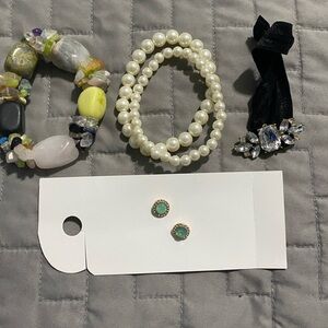 🔴2/$10 SALE🔴 Jewelry assortment. 3 bracelets and a set of earrings!